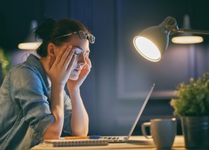 Spánková prokrastinace ničí zdraví: Přestaňte ponocovat a stanovte si večerku