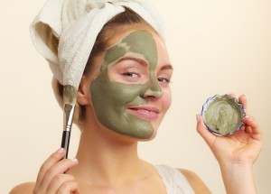 Zelený, červený, růžový či bílý jíl: K čemu jsou tyto pleťové jíly dobré a jak je používat?