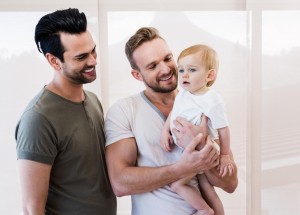 Homosexuální pár z Argentiny si adoptoval holčičku s HIV. Tu před nimi odmítlo 10 klasických rodin