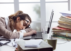 Jak překonat únavu z nevyspání: Po probdělé noci vám pomohou vitamíny i esenciální oleje