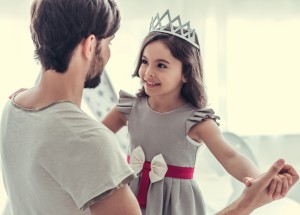 Dcery dostanou do vínku krásu, synové potíže se srdcem. Pět znaků, které dědíme po tatínkovi