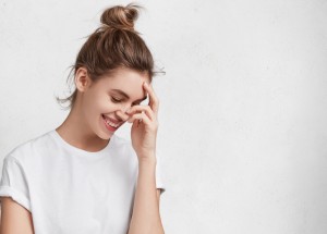 Zrádné komplimenty: Jak je přijímat, a přitom se nestydět