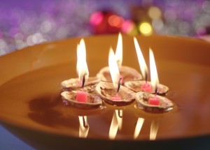 Pouštění lodiček z ořechových skořápek: Jaký je význam této tradice a co znamená pohyb konkrétní lodičky