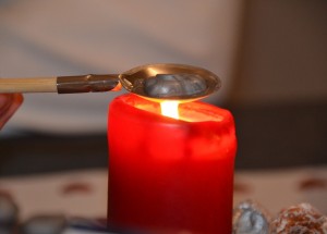 Vánoční lití olova a význam jednotlivých tvarů: Květy znamenají štěstí, ovál pak svatbu z lásky