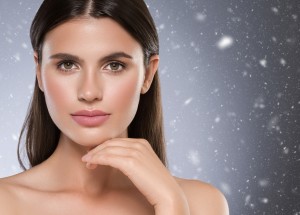 Kosmetické trendy roku 2020 zdůrazňují přirozenost: Boduje lesklá pleť a divoké obočí