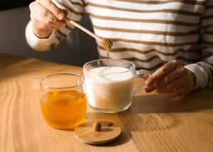 Mléko s medem není pouze nápojem pro děti: Pomůže vám s nespavostí a zlepší trávení