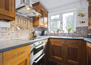 Co dát za kuchyňskou linku: Stěnu obložte mozaikou, přírodním kamenem i trendy skleněnou deskou