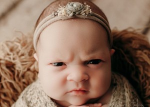 Holčika Luna Musa se proslavila díky novorozeneckému focení: Deseti tisíce lidí dostala svým nevraživým pohledem