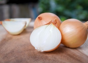 Cibule pročistí vzduch od virů a bakterií: Rozkrojte ji nebo propíchejte vidličkou