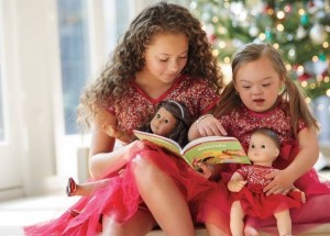 Čtyřletá holčička s Downovým syndromem bourá stereotypy: Stala se hvězdou katalogu s hračkami American Girl