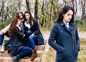 Proč vás lidé pomlouvají: Závidí vám, mají nízké sebevědomí nebo jdou s davem