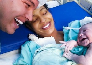 Nastávající tatínek Flávio Dantas mluvil k těhotenskému bříšku: Novorozená dcerka ihned po porodu poznala jeho hlas