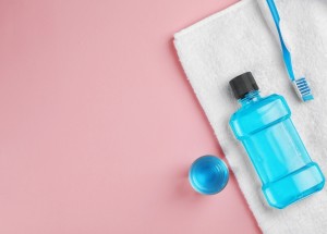 Ústní voda má všestranné využití. Neslouží pouze k dentální hygieně