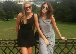 Poznáte, proč fotka dvou kamarádek pobavila tisíce fanoušků na Facebooku?