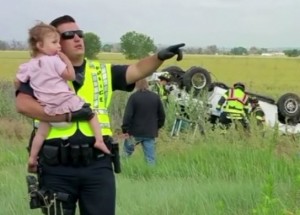 Policista se u tragické dopravní nehody zachoval jako pravý otec: Jeho přístup dojímá svět