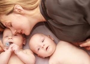 Mladý pár adoptoval 8měsíční dvojčátka. Jen den poté je však vrátili