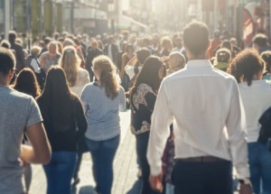 Lidé nedodržují karanténu. Dav lidí před úřadem práce to jen potvrzuje