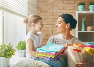 Úklid domácnosti během pandemie koronaviru: Pravidelně dezinfikujte věci a povrchy a průběžně větrejte