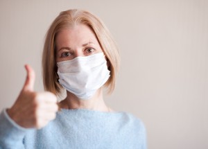 Celosvětový boj s koronavirem hlásí dobré zprávy: Vědecké objevy, úspěšná léčba a snižující se nemocnost