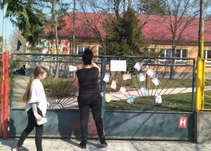 Lidé v Česku i na Slovensku šijí roušky a věší je před domy: Jsou zadarmo pro každého, někteří však tento počin zneužívají