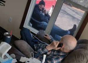 V domově pro seniory jsou zakázané návštěvy, Charlie Johnson však tátu vidí každý den. Telefonují si přes okno