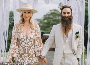 Vzpomínky na den D jim zkazil koronavirus: Na svatbě Emmy a Scotta Maggsových se nakazilo 37 hostů