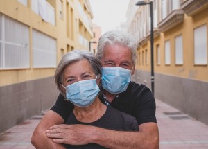 Koronavirus zabíjí častěji muže: Proč tomu tak je?