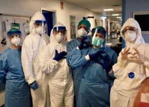 Italští lékaři patří k opravdovým hrdinům. K 26. březnu jich na koronavirus zemřelo už 37