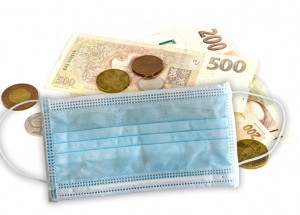 Přenáší se koronavirus na bankovkách? WHO tvrdí, že ne