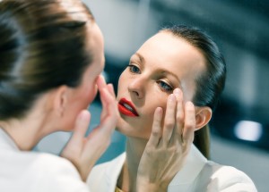 Koronavirus miluje, když se dotýkáme obličeje: Jak tomu zabránit a ochránit své zdraví