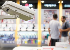 Tři zaměstnanci obchodu byli obviněni. Napadli seniora, kterému nevěřili jeho věk