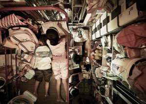 Karanténu jako ze zlého snu prožívají lidé v Hongkongu: Jejich byty často nemají ani 5 m²