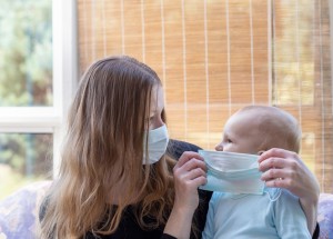 Roušky jsou pro miminka rizikové. Čím je nahradit v případě nutnosti