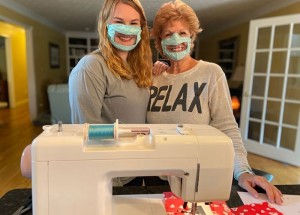 Studentka Ashley Lawrence šije roušky pro neslyšící: Mohou tak lépe odezírat ze rtů