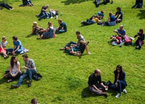 Velikonoce bez roušek a shromažďování ve skupinkách: Nerozvážnost některých lidí může zbrzdit další uvolňování, upozorňuje Prymula
