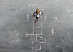 Krvavé koleno, skákání gumy či Nebe, peklo, ráj. Osvěžte si pravidla těchto her, kterými v nouzovém stavu zabavíte své děti