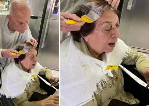 Dojemné foto z izraelské karantény: 92letý Ezra barví vlasy své 89leté ženě Beloved