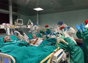 Italští manželé nakažení koronavirem oslavili zlatou svatbu na JIP. Nyní jsou z nejhoršího venku