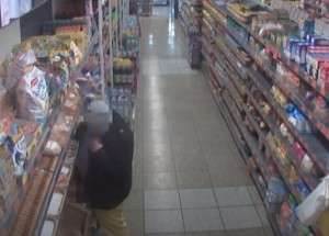 Šokující záběry z obchodu ve Svitavách: Muž se vymočil do pečiva