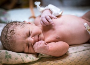 Těhotná zdravotní sestra z Velké Británie zemřela na koronavirus. Její nenarozené dítě lékaři zachránili