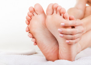 Dna, nemoc králů i moderního života. Pomáhá sundat boty a mlsat třešně