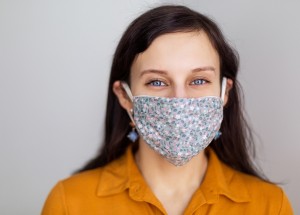 Máte alergii na pyl? Připněte si na roušku sponku, radí facebooková výzva