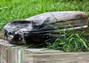 Dívka našla v parku starý kufr. Po jeho otevření nevěřila vlastním očím