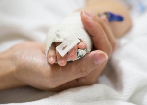 Koronavirus může mít u dětí příznaky podobné Kawasakiho chorobě. Nejvíce dětských pacientů hlásí USA a Velká Británie