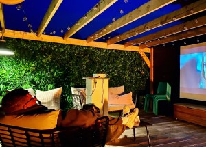 Mladý britský pár si během karantény postavil vysněné letní kino. Luke a Hannah nyní sledují pod širým nebem své oblíbené filmy