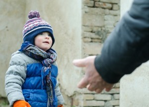 Youtuber Joey Salands ukazuje, jak jsou malé děti důvěřivé a klidně odejdou s cizím člověkem. Jeho videa jsou poučením pro rodiče