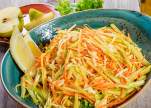 Mrkvový salát s vejcem a zakysanou smetanou