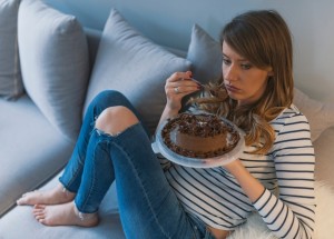 Za emoční přejídání může stres, hněv nebo nuda. Jak z něj ven?