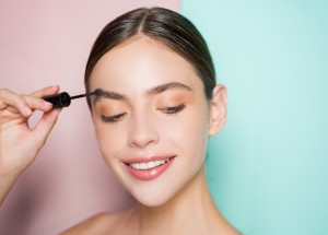 Krásně upravené obočí je základ. Slaďte jej s tvarem svého obličeje