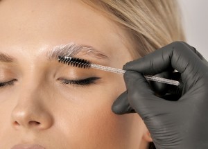 Laminace obočí jako nový trend. Vaše obočí zvýrazní a dodá mu na přirozenosti